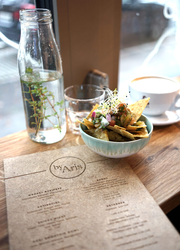 Restauranttisch mit Wasserkaraffe, einer Bowl und einer Speisekarte
