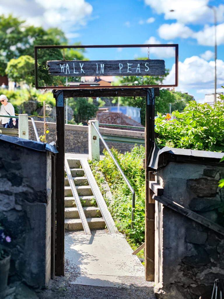 Gartentor mit dem Schild «Walk in Peas»